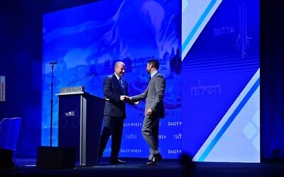 Amiad Cohen, PDG du Tikvah Fund Israel, et Ben Shapiro, auteur et conférencier conservateur américain, lors d'un événement organisé par le Tikvah Fund avec Jordan Peterson, à Jérusalem, le 6 octobre 2022. (Crédit : Autorisation)