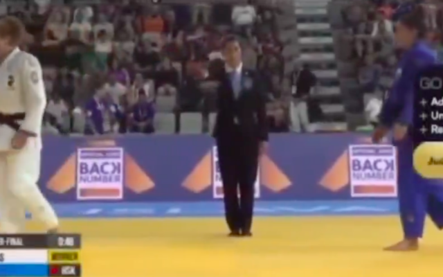 La judoka française Doria Boursas lors de son refus de serrer la main de son adversaire israélienne Kerem Primo, à l’issue de leur quart de finale aux championnats d’Europe juniors de judo, à Bratislava, le 5 septembre 2025. (Crédit : Capture d’écran Zebra / X.com) La judoka française Doria Boursas lors de son refus de serrer la main de son adversaire israélienne Kerem Primo, à l’issue de leur quart de finale aux championnats d’Europe juniors de judo, à Bratislava, le 5 septembre 2025. (Crédit : Capture d’écran Zebra / X.com)