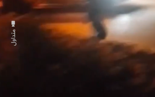 Capture d'écran d'une vidéo montrant des assaillants à proximité du village de al-Shuyukh, près de Hébron, en Cisjordanie. (Crédit : Capture d'écran/X)