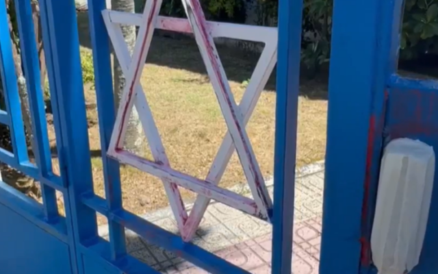 La synagogue de Papeete vandalisée par de la peinture rouge, en Polynésie. (Capture d'écran)