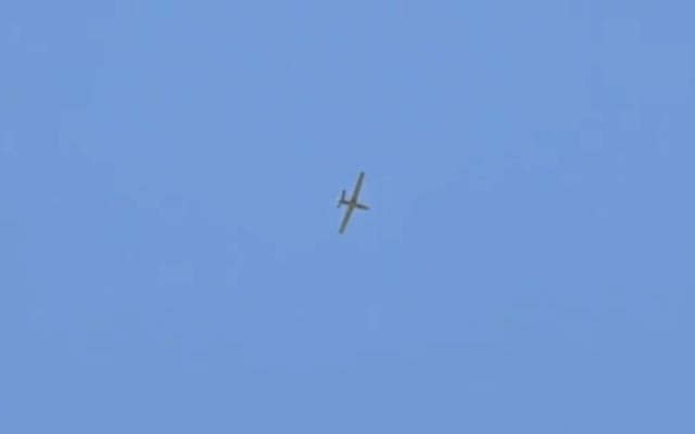 Un drone envoyé par les Houthis du Yémen vers l'aéroport Ramon, en Israël, e 14 septembre 2025. (Capture d'écran/X) Un drone envoyé par les Houthis du Yémen vers l'aéroport Ramon, en Israël, e 14 septembre 2025. (Capture d'écran/X)