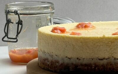 Le cheesecake à la rhubarbe et à la crème anglaise de Carmel Sarano, tiré du livre « The Ultimate Cheesecake Cookbook », publié au Royaume-Uni en septembre 2025. (Crédit : Autorisation)
