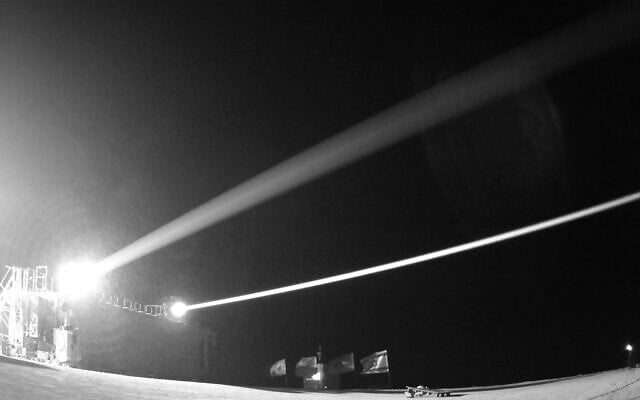 Le système de défense aérienne laser "Iron Beam" en train d'intercepter une cible lors d'un test au-dessus du sud d'Israël, sur une photo distribuée le 17 septembre 2025. (Crédit : Ministère de la Défense)