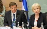 La conseillère juridique de la commission des Affaires étrangères et de la Défense de la Knesset, Miri Frenkel Shor (à droite), et le président Boaz Bismuth lors d'une discussion sur la conscription des ultra-orthodoxes, le 8 septembre 2025. (Crédit : Dani Shem-Tov/Bureau du porte-parole de la Knesset)
