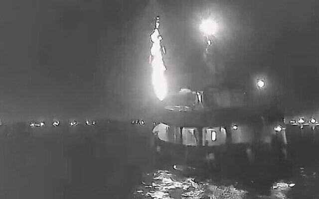 Capture d'écran d'une vidéo montrant une attaque présumée par drone contre le navire de tête de la flottille Global Sumud pour Gaza, le 9 septembre 2025. (Crédit : X) Capture d'écran d'une vidéo montrant une attaque présumée par drone contre le navire de tête de la flottille Global Sumud pour Gaza, le 9 septembre 2025. (Crédit : X)