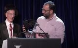 Francisco Sanchéz recevant un prix Ig Nobel pour les recherches menées par l'université Ben Gurion sur les chauves-souris ivres, le 18 septembre 2025. (Crédit : Capture d'écran/YouTube)