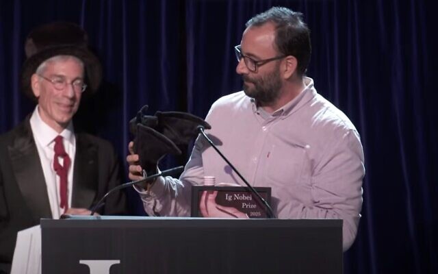 Francisco Sanchéz recevant un prix Ig Nobel pour les recherches menées par l'université Ben Gurion sur les chauves-souris ivres, le 18 septembre 2025. (Crédit : Capture d'écran/YouTube)