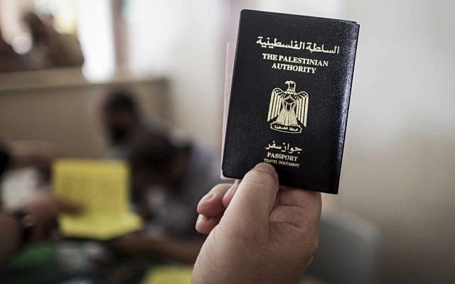 Un Palestinien au poste-frontière de Rafah montre son passeport délivré par l'Autorité palestinienne, le 12 juin 2015. (Crédit : Aaed Tayeh/Flash90) Un Palestinien au poste-frontière de Rafah montre son passeport délivré par l'Autorité palestinienne, le 12 juin 2015. (Crédit : Aaed Tayeh/Flash90)