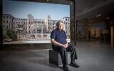 Portrait de l'architecte et historien israélien de l'architecture de Jérusalem David Kroyanker, lors de l'exposition « Jérusalem en détail » au Musée d'Israël à Jérusalem, le 9 novembre 2017. (Crédit : Miriam Alster/FLASH90)