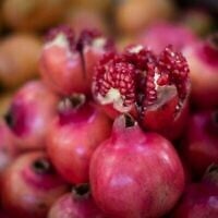 Des grenades à vendre sur un étal du marché Mahane Yehuda, à Jérusalem, le 24 septembre 2019. (Crédit : Hadas Parush/Flash90)