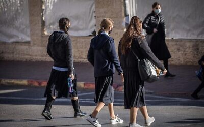 Illustration : Des filles ultra-orthodoxes se rendent à l'école à Jérusalem, le 24 novembre 2020. (Crédit : Yonatan Sindel/Flash90)