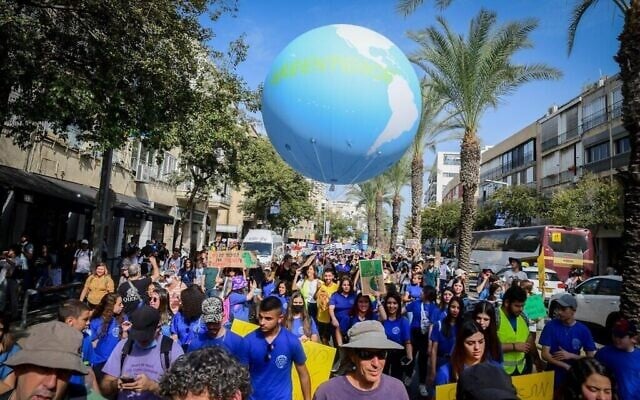 Des Israéliens participant à une manifestation appelant à l'action contre la crise climatique et la crise écologique, à Tel Aviv, le 29 octobre 2021. (Crédit : Avshalom Sassoni/Flash90