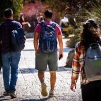 Illustration : Des étudiants sur le campus Mount Scopus de l'Université hébraïque de Jérusalem à la rentrée scolaire, le 23 octobre 2022. (Crédit : Olivier Fitoussi/Flash90)