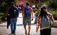 Illustration : Des étudiants sur le campus Mount Scopus de l'Université hébraïque de Jérusalem à la rentrée scolaire, le 23 octobre 2022. (Crédit : Olivier Fitoussi/Flash90)
