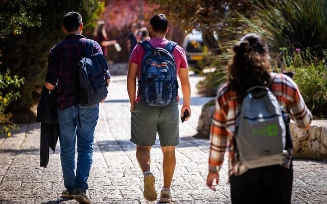 Illustration : Des étudiants sur le campus Mount Scopus de l'Université hébraïque de Jérusalem à la rentrée scolaire, le 23 octobre 2022. (Crédit : Olivier Fitoussi/Flash90)
