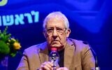 Gidi Gov, photographié lors d'une conférence de presse, le 20 mars 2023 à Tel Aviv. (Crédit : Avshalom Sassoni/Flash90)