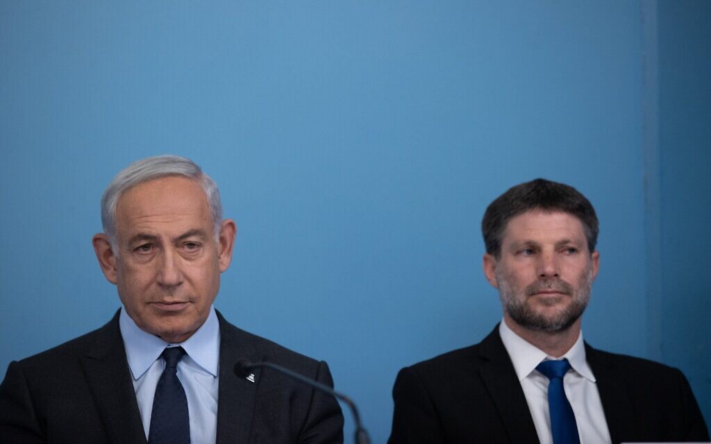 Le Premier ministre Benjamin Netanyahu (à gauche) et le ministre des Finances Bezalel Smotrich lors d'une conférence de presse au bureau du Premier ministre à Jérusalem, le 30 avril 2023. (Crédit : Alex Kolomoisky/Pool) Le Premier ministre Benjamin Netanyahu (à gauche) et le ministre des Finances Bezalel Smotrich lors d'une conférence de presse au bureau du Premier ministre à Jérusalem, le 30 avril 2023. (Crédit : Alex Kolomoisky/Pool)
