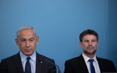 Le Premier ministre Benjamin Netanyahu (à gauche) et le ministre des Finances Bezalel Smotrich lors d'une conférence de presse au bureau du Premier ministre à Jérusalem, le 30 avril 2023. (Crédit : Alex Kolomoisky/Pool)