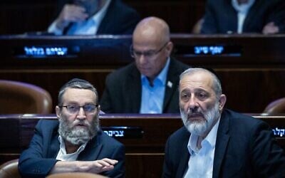 Le président du Shas, Aryeh Deri, s'entretient avec le député de Yahadout HaTorah, Moshe Gafni, à la Knesset, le 14 décembre 2023. (Crédit : Yonatan Sindel/Flash90)
