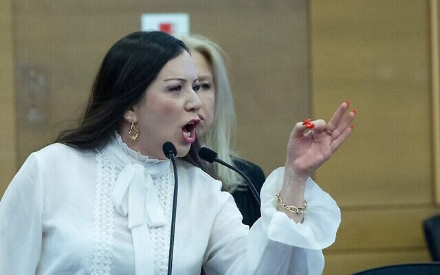La députée Tally Gotliv réagissant lors d'une conférence, à la Knesset, le 4 juin 2024. (Crédit : Yonatan Sindel/Flash90)