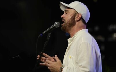 Le chanteur israélien David D'Or chante lors d'un rassemblement appelant à la libération des otages détenus à Gaza, sur la place des Otages à Tel Aviv, le 25 juin 2024. (Crédit : Tomer Neuberg/Flash90)