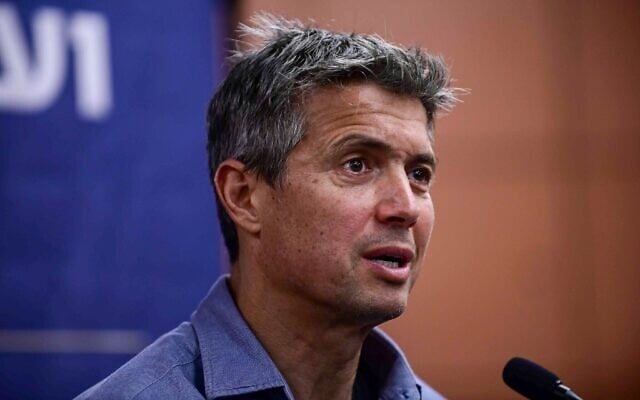 Yoaz Hendel témoignant devant la commission d'enquête civile sur le pogrom perpétré par le Hamas le 7 octobre 2023, à Tel Aviv, le 8 août 2024. (Crédit : Tomer Neuberg/Flash90)