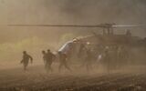 Les troupes de l'armée israélienne évacuent des soldats blessés lors d'une attaque à la roquette du Hezbollah contre la région de Ramim Ridge, près de la frontière avec le Liban, le 19 septembre 2024. (Crédit : Ayal Margolin/Flash90)