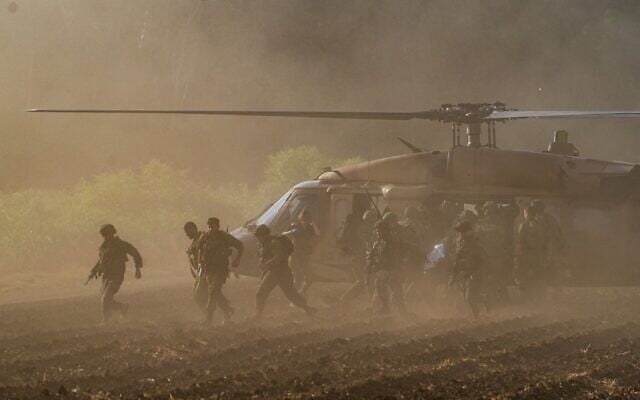 Les troupes de l'armée israélienne évacuent des soldats blessés lors d'une attaque à la roquette du Hezbollah contre la région de Ramim Ridge, près de la frontière avec le Liban, le 19 septembre 2024. (Crédit : Ayal Margolin/Flash90)
