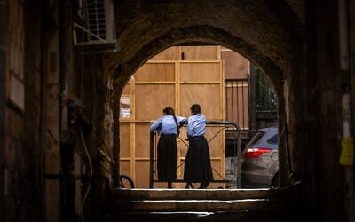 Des élèves de l'école Beit Yaakov en uniforme dans le quartier ultra-orthodoxe de Meah Shearim, à Jérusalem, le 10 octobre 2024. (Crédit : Chaim Goldberg/Flash90)