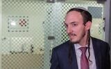 Chanamel Dorfman après son interrogatoire au siège du Département des enquêtes internes de la police, à Jérusalem, le 4 février 2025. (Crédit : Chaïm Goldberg/Flash90)
