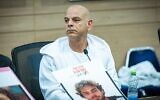 Kobi Ohel, père de l'otage du Hamas Alon Ohel, lors d'une réunion de la commission des affaires étrangères et de la défense de la Knesset, le 25 février 2025. (Chaim Goldberg/Flash90)