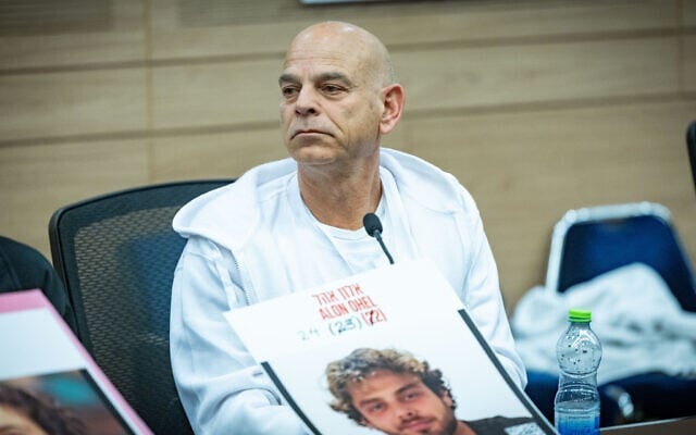 Kobi Ohel, père de l'otage du Hamas Alon Ohel, lors d'une réunion de la commission des affaires étrangères et de la défense de la Knesset, le 25 février 2025. (Chaim Goldberg/Flash90) Kobi Ohel, père de l'otage du Hamas Alon Ohel, lors d'une réunion de la commission des affaires étrangères et de la défense de la Knesset, le 25 février 2025. (Chaim Goldberg/Flash90)