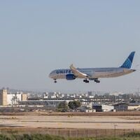 Illustration : Un vol United Airlines atterrissant à l'aéroport international Ben Gurion, près de Tel Aviv, le 31 mars 2025. (Crédit : Yossi Aloni/FLASH90)
