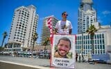 Ruby Chen, père de l’otage israélien assassiné Itay Chen, lors d'une manifestation réclamant la libération des otages détenus par les terroristes du Hamas dans la bande de Gaza, devant l’antenne de l’ambassade américaine, à Tel Aviv, le 4 juillet 2025. (Crédit : Avshalom Sassoni/Flash90)