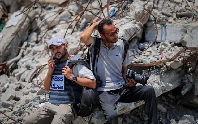 Des journalistes palestiniens couvrent la guerre et la crise humanitaire en cours dans le centre de la bande de Gaza, le 26 juillet 2025. (Crédit : Ali Hassan/Flash90)