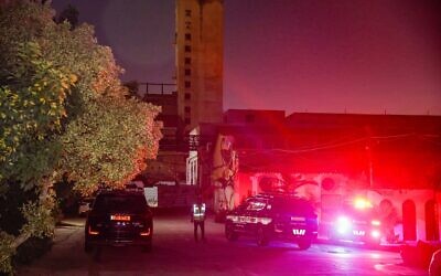 Les secours et forces de sécurité sur les lieux où Milena Bobkova, 13 ans, s'est jetée du toit d'un immeuble à Rishon Lezion, le 3 août 2025. (Crédit : Yehoshua Yosef/Flash90)