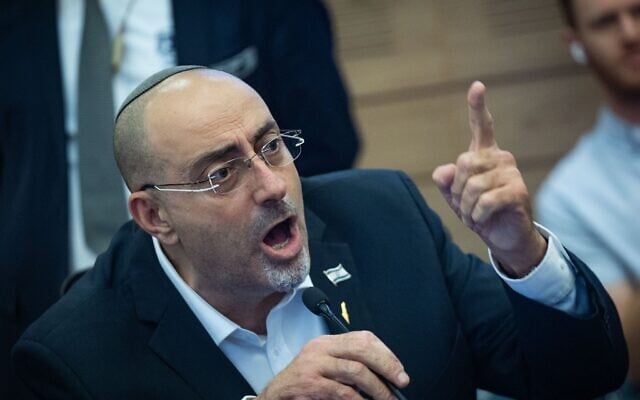 Le député Nissim Vaturi s'exprimant lors d'une réunion d'une commission, à la Knesset, à Jérusalem, le 4 août 2025. (Crédit : Yonatan Sindel/Flash90) Le député Nissim Vaturi s'exprimant lors d'une réunion d'une commission, à la Knesset, à Jérusalem, le 4 août 2025. (Crédit : Yonatan Sindel/Flash90)