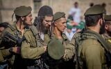 Des soldats de la brigade hasmonéenne participant à une cérémonie au mur Occidental , à Jérusalem, le 6 août 2025. (Crédit : Chaïm Goldberg/Flash90)