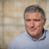 David Zini au Mur occidental dans la vieille ville de Jérusalem, le 6 août 2025 (Crédit : Chaim Goldberg/Flash90)