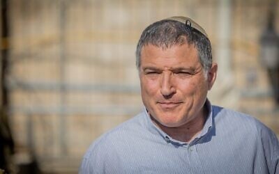 David Zini au Mur occidental dans la vieille ville de Jérusalem, le 6 août 2025 (Crédit : Chaim Goldberg/Flash90)