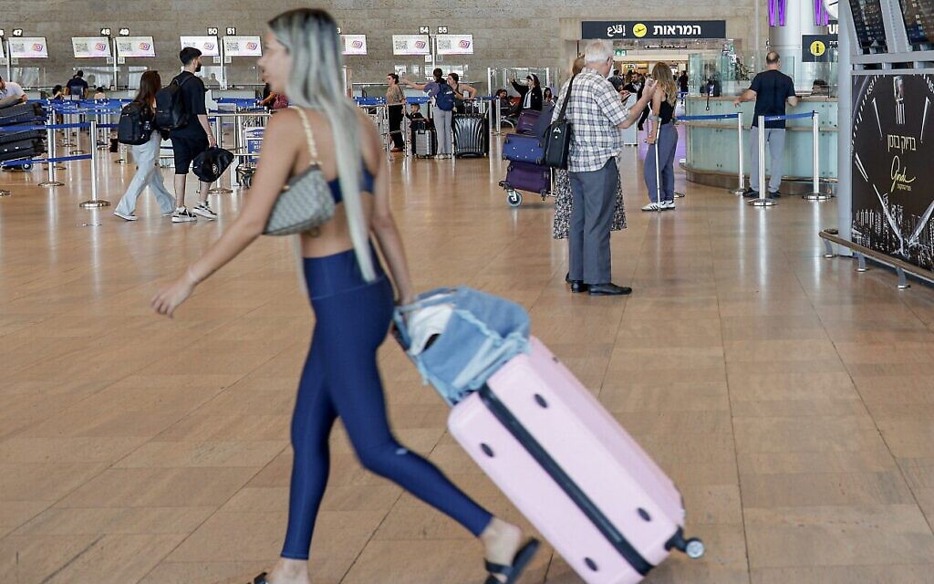 Passagers à l'aéroport international Ben Gurion près de Tel Aviv, le 8 août 2025. (Crédit : Rachel Alroey/Flash90) Passagers à l'aéroport international Ben Gurion près de Tel Aviv, le 8 août 2025. (Crédit : Rachel Alroey/Flash90)