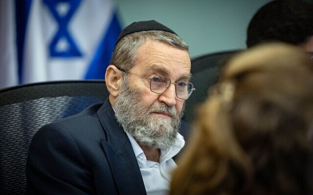 Le député Moshe Gafni, membre du parti Yahadout HaTorah, assiste à une réunion de la commission des finances de la Knesset, le 12 août 2025. (Crédit : Yonatan Sindel/Flash90)