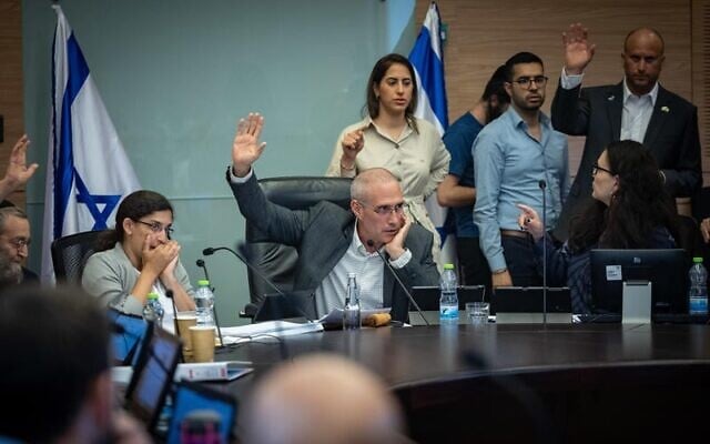 Le président de la commission des finances, le député Hanoch Milwidsky, préside une réunion de la Commission des Finances à la Knesset, le parlement israélien à Jérusalem, le 12 août 2025. (Crédit : Yonatan Sindel/Flash90) Le président de la commission des finances, le député Hanoch Milwidsky, préside une réunion de la Commission des Finances à la Knesset, le parlement israélien à Jérusalem, le 12 août 2025. (Crédit : Yonatan Sindel/Flash90)