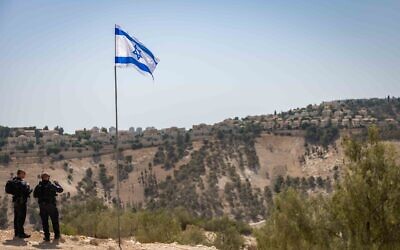 La police surveille la zone E1 entre Jérusalem et Maale Adumim en Cisjordanie, le 14 août 2025. (Crédit : Yonatan Sindel/Flash90)