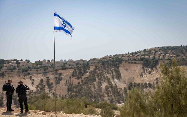 La police surveille la zone E1 entre Jérusalem et Maale Adumim en Cisjordanie, le 14 août 2025. (Crédit : Yonatan Sindel/Flash90)
