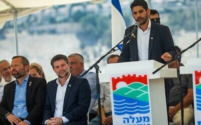 Le maire de Maale Adumim, Guy Yifrach, s'exprime lors d'une conférence de presse annonçant son intention d'approuver la construction de 3 000 logements dans le projet d'implantation E1, entre Jérusalem et Maale Adumim, le 14 août 2025 (Crédit : Yonatan Sindel/Flash90)