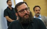Jonatan Urich, suspect dans l'enquête du « Qatargate », arrivant à l'audience devant le tribunal de Lod, le 19 août 2025. (Crédit : Jonathan Shaul/Flash90)