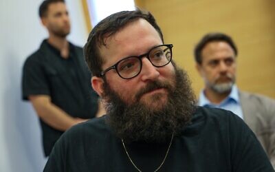 Jonatan Urich, suspect dans l'enquête du « Qatargate », arrivant à l'audience devant le tribunal de Lod, le 19 août 2025. (Crédit : Jonathan Shaul/Flash90)