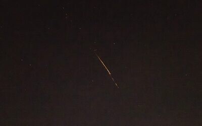 Un missile intercepteur est tiré sur un missile balistique lancé depuis le Yémen vers Israël, vu depuis Jérusalem, le 22 août 2025. (Crédit : Yonatan Sindel/Flash90)