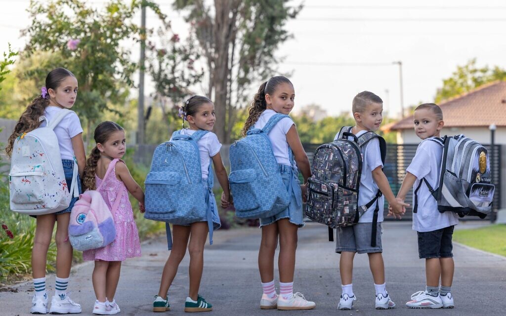 Des écoliers israéliens avant leur rentrée des classes le 1ᵉʳ septembre, posant pour une photo au moshav Yashresh, le 27 août 2025. (Crédit : Yossi Aloni/Flash90) Des écoliers israéliens avant leur rentrée des classes le 1ᵉʳ septembre, posant pour une photo au moshav Yashresh, le 27 août 2025. (Crédit : Yossi Aloni/Flash90)